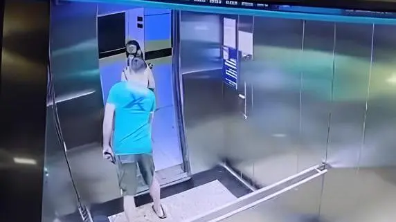 Imagem da notícia: Empresa afasta homem flagrado passando mão em partes íntimas de mulher em elevador de Fortaleza