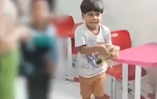 Imagem da notícia: Menino leva galinha dentro da mochila para escola e viraliza: 'fiquei sem acreditar'
