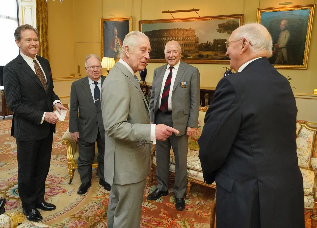 Imagem da notícia: Rei Charles III participa de evento no Palácio de Buckingham após rumores sobre morte