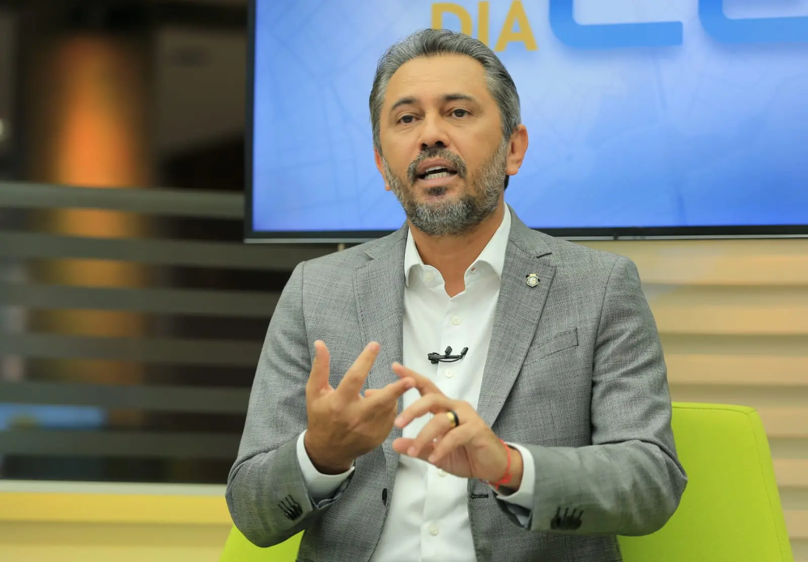 Imagem da notícia: Governador Elmano de Freitas anuncia reajuste de 5,62% para os servidores, acima da inflação