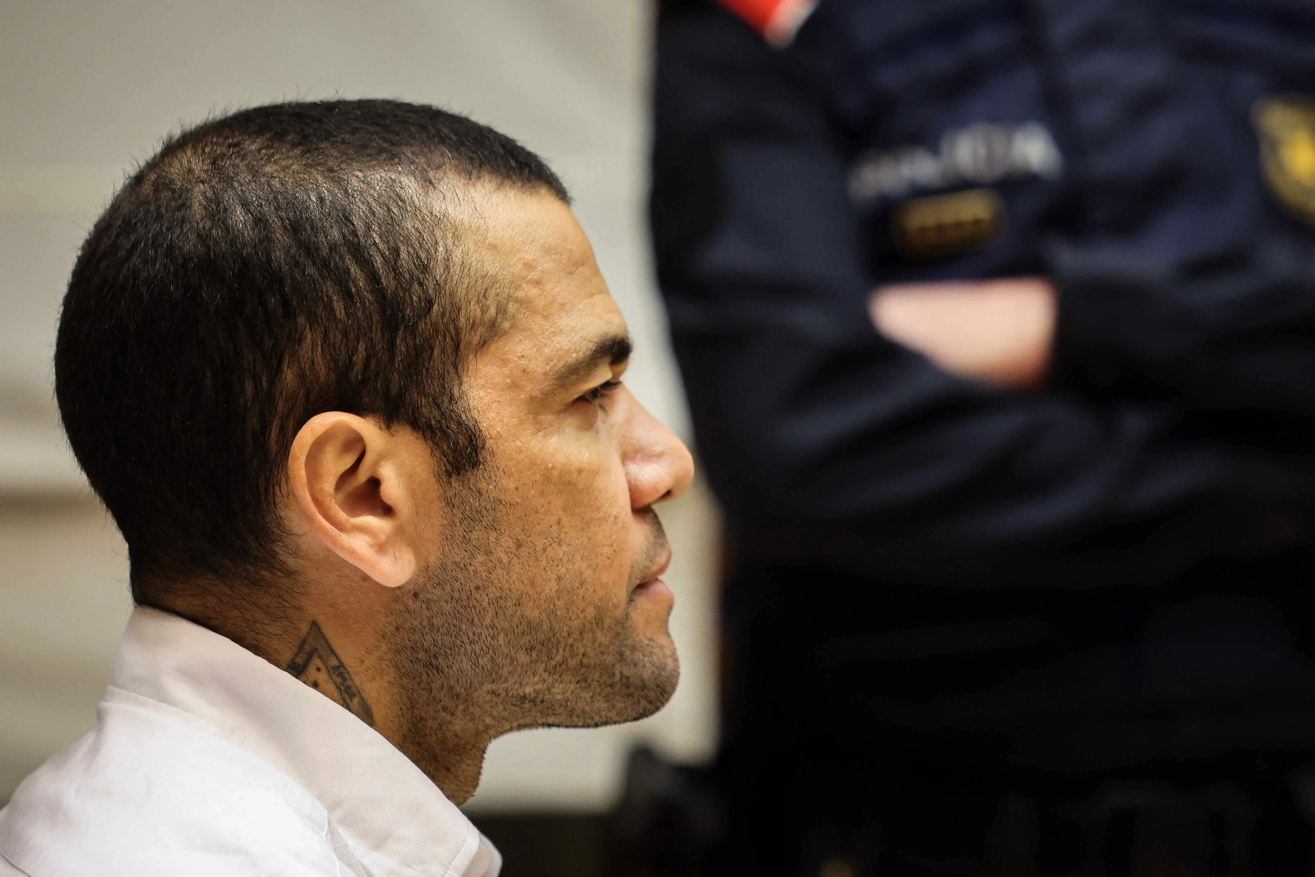 Imagem da notícia: Daniel Alves deve recorrer ao pai de Neymar para pagar fiança milionária