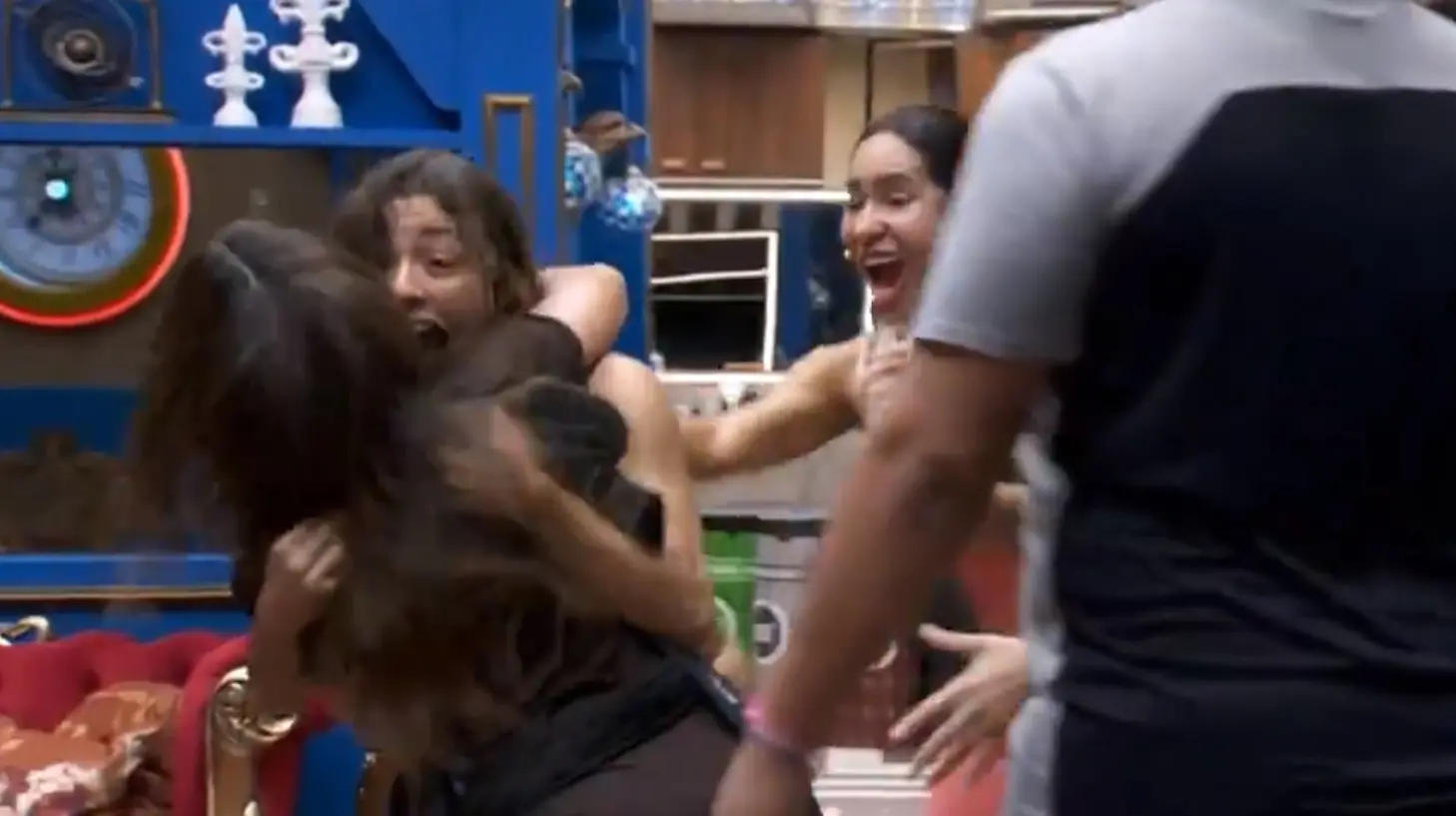 Imagem da notícia: Web pede que Beatriz seja expulsa do BBB 24 após sister derrubar Sabrina Sato