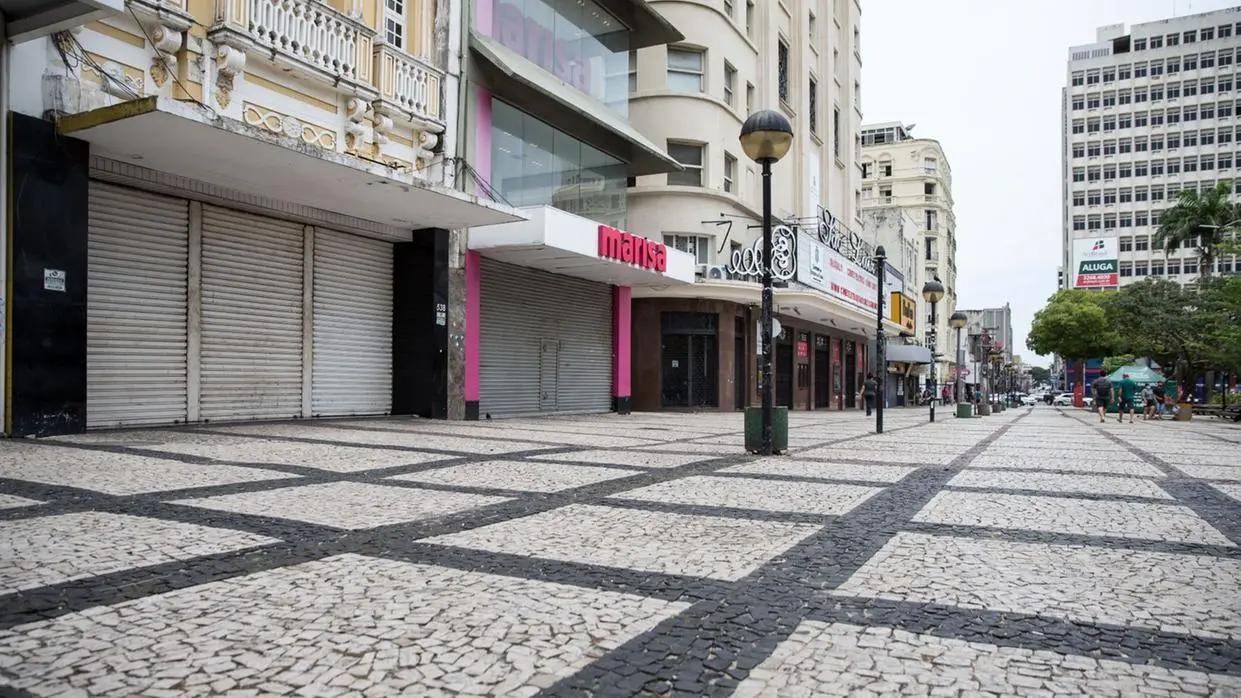 Praça do Ferreira com lojas fechadas