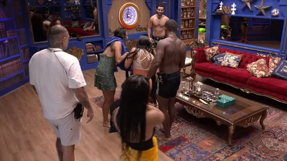 Imagem da notícia: Sabrina Sato diz que está 'ótima' após ser derrubada por Beatriz no BBB 24