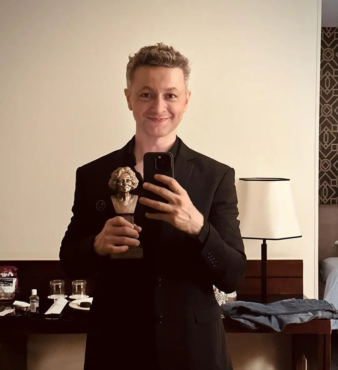 Imagem da notícia: Lucas Lima nega namoro com produtora de programa da Globo