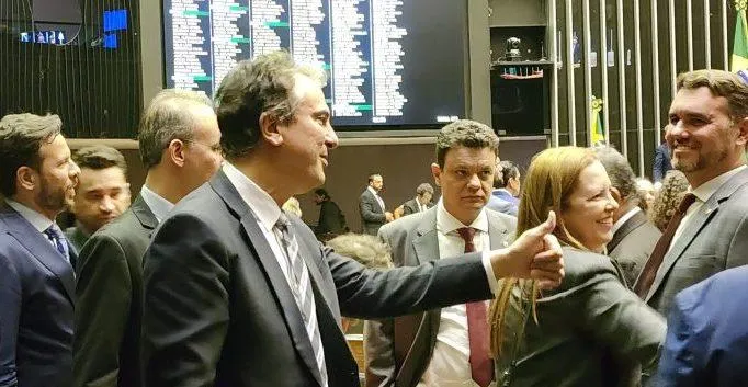 O ministro Camilo Santana acompanhou a votação da matéria na Câmara e comemorou o resultado nas redes sociais