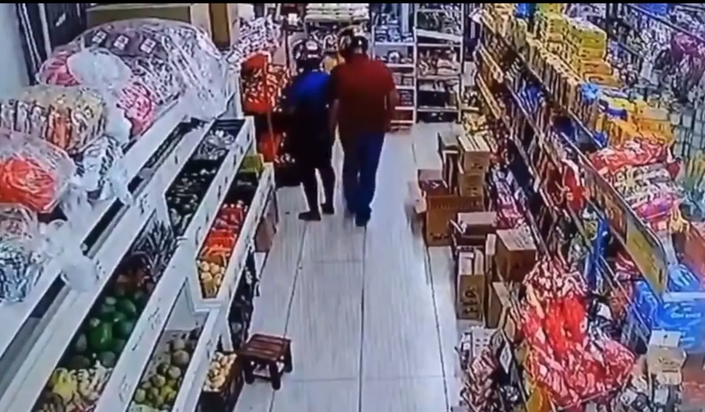 Imagem da notícia: Mulher denuncia assédio pelo próprio vizinho em supermercado de Minas Gerais; vídeo mostra o momento