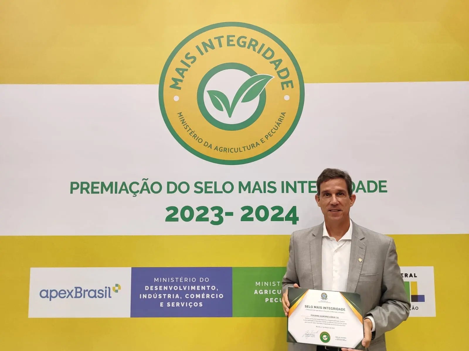 Imagem da notícia: Itaueira Agropecuária recebe do Mapa Selo Mais Integridade