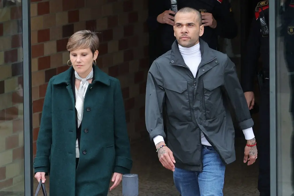 Imagem da notícia: Daniel Alves deixa a prisão na Espanha após pagar fiança milionária; veja vídeo