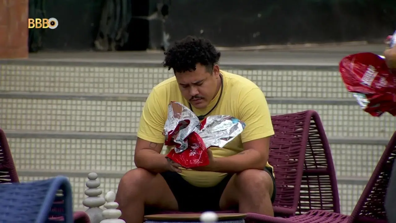 Imagem da notícia: Lucas Buda, do BBB 24, não recebe foto de esposa em ação de Páscoa e se decepciona