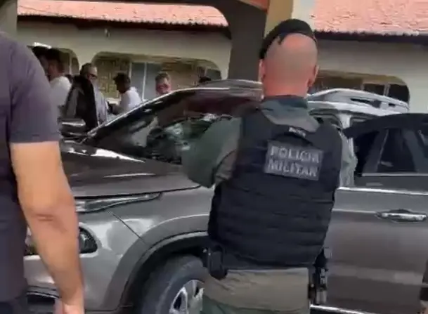 Imagem da notícia: Homem e mulher são executados a tiros dentro de veículo, no Interior do Ceará