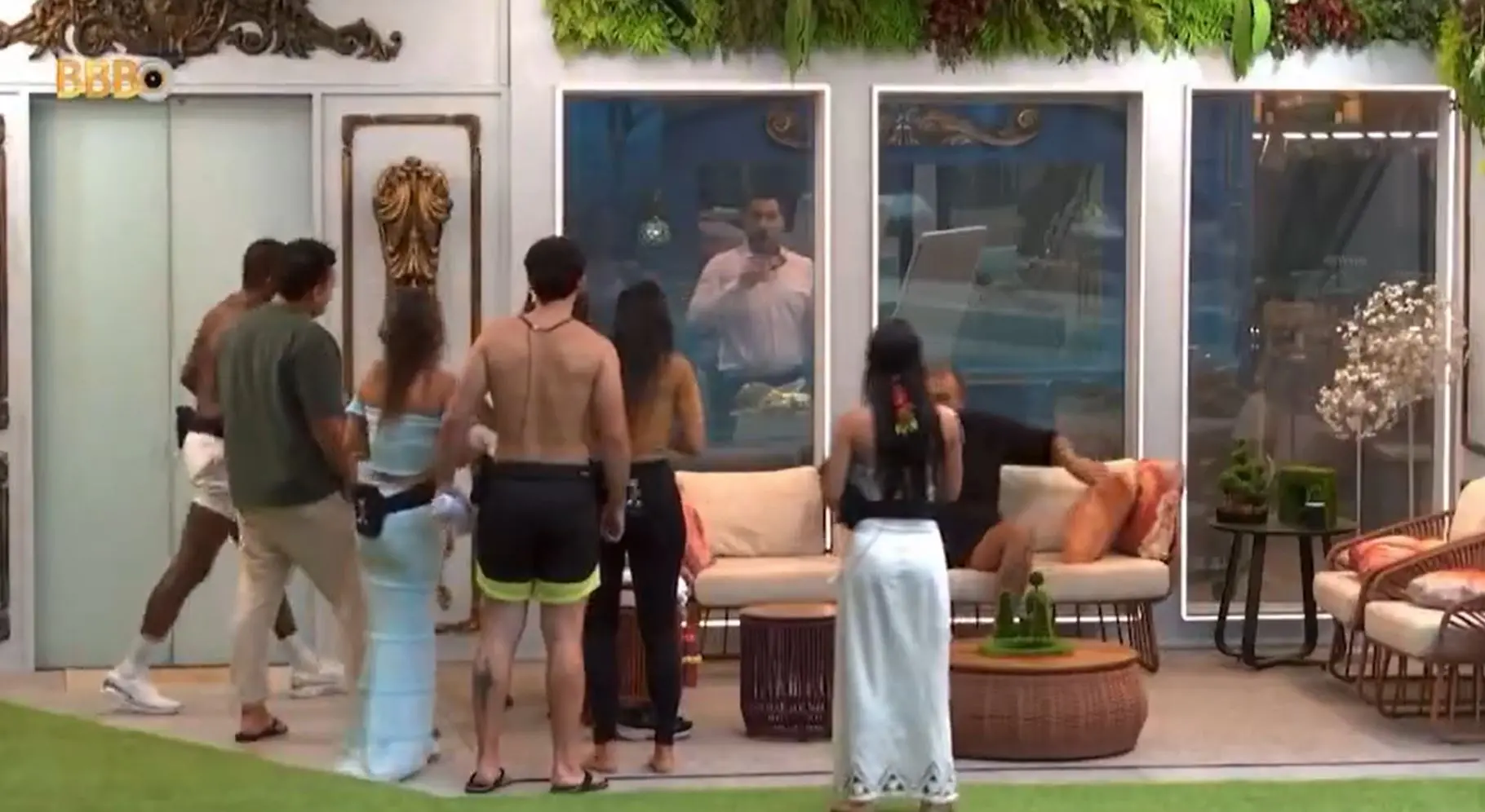 Imagem da notícia: Gil do Vigor invade casa do BBB 24 e causa euforia nos brothers