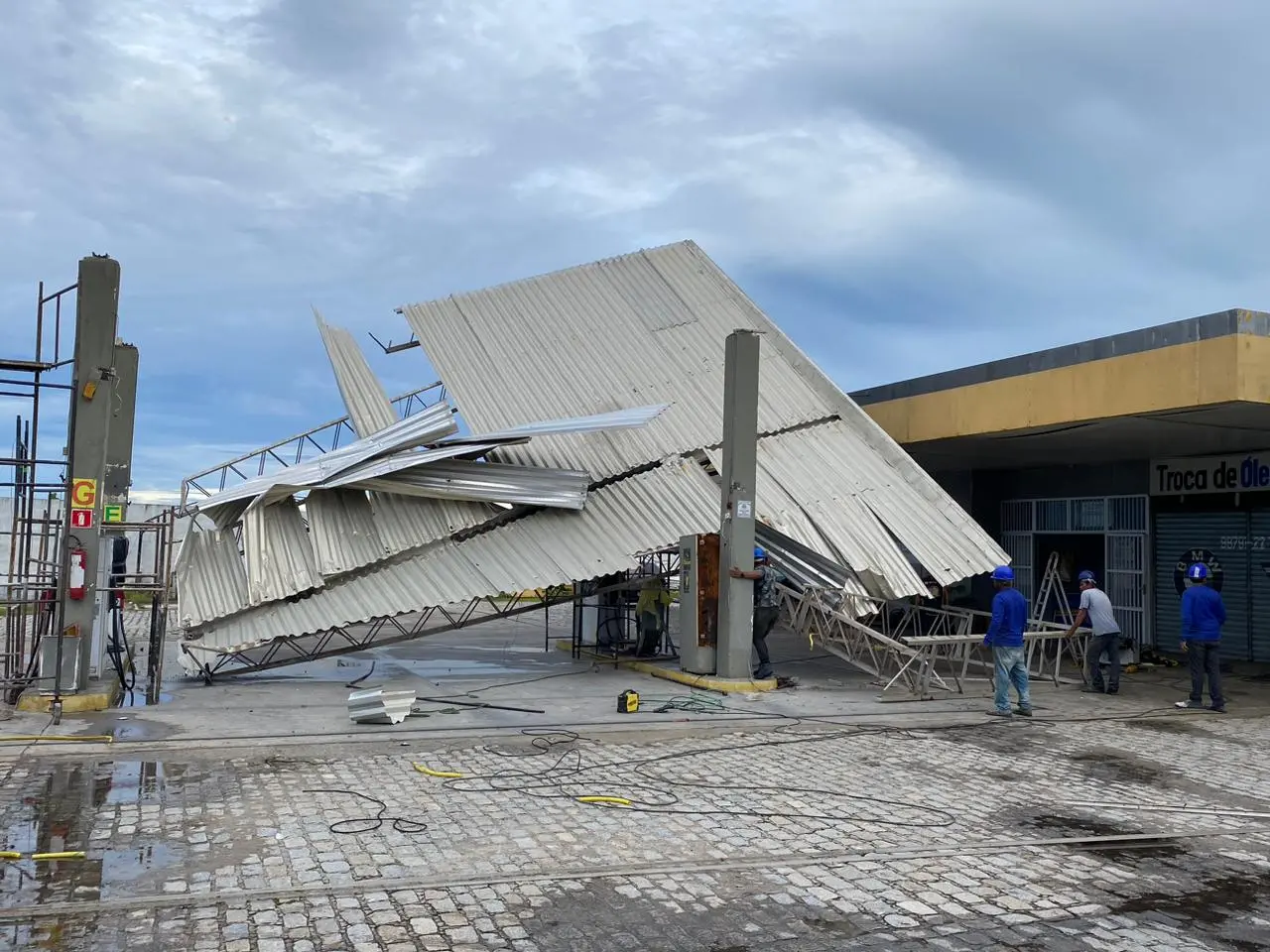 Imagem da notícia: Teto de posto de combustíveis desaba parcialmente em Fortaleza; veja vídeo