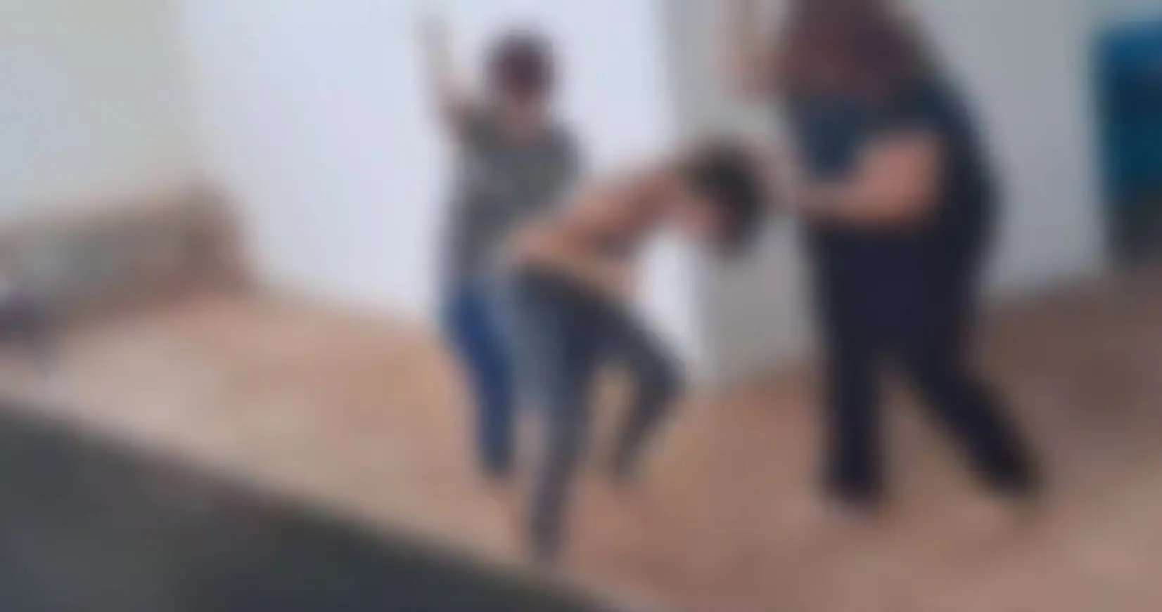 Imagem da notícia: Aluna de 15 anos é agredida e deixada seminua por colegas em escola de SP