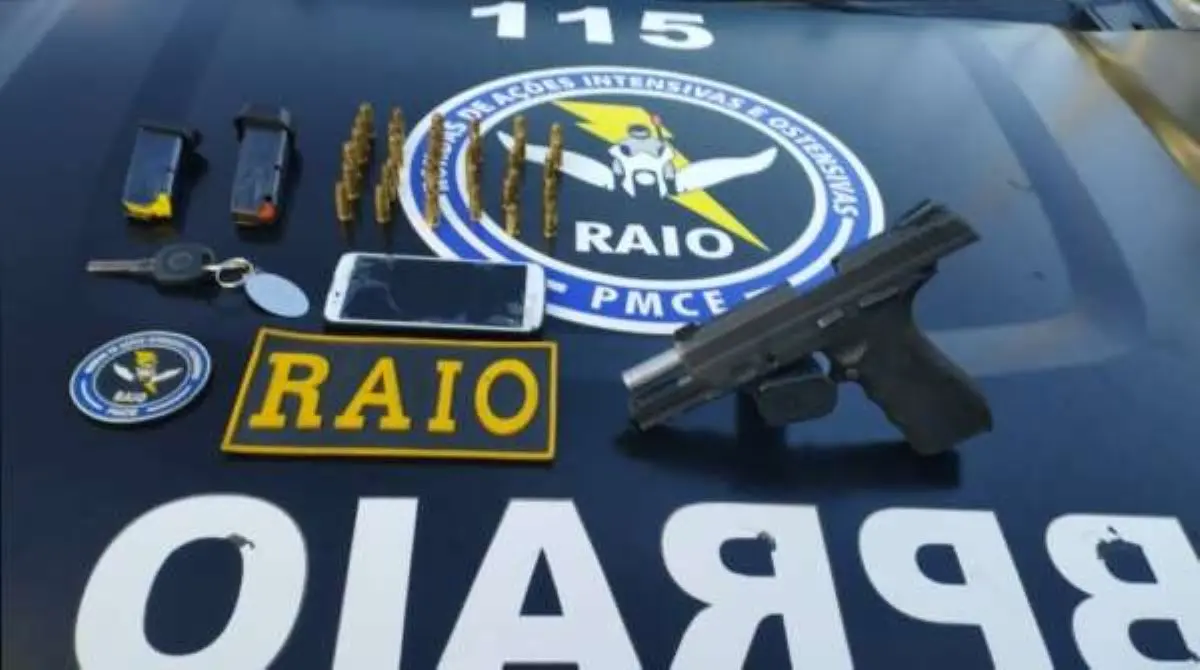 Imagem da notícia: Justiça condena a mais de 20 anos dupla que iria matar rival, atirou em PMs e fugiu por lagoa no CE