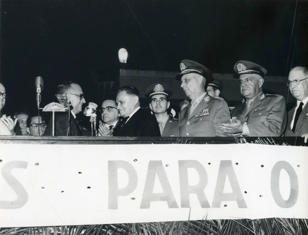 Ao centro, seguido de militares, o marechal Humberto Castello Branco, primeiro presidente da Ditadura Militar. Mais à esquerda, em saudação ao presidente, o ex-governador Virgílio Távora. O registro é de evento sobre abastecimento de energia elétrica no Ceará.