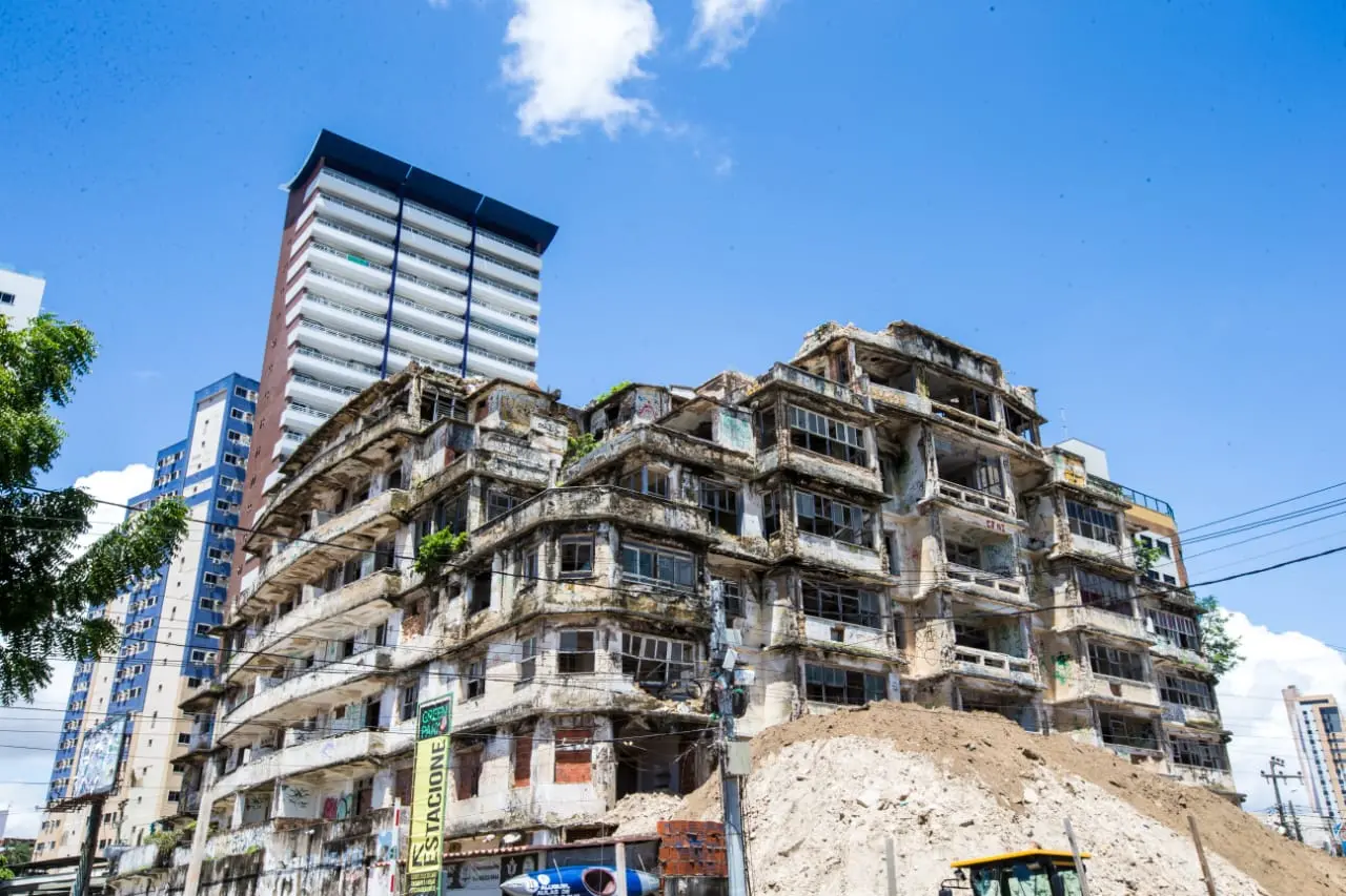 Imagem da notícia: Veja imagens do processo de demolição do Edifício São Pedro