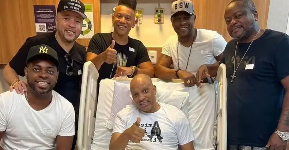 Imagem da notícia: Anderson Leonardo, do grupo Molejo, tem melhora e já bebe água sozinho, diz assessoria do cantor