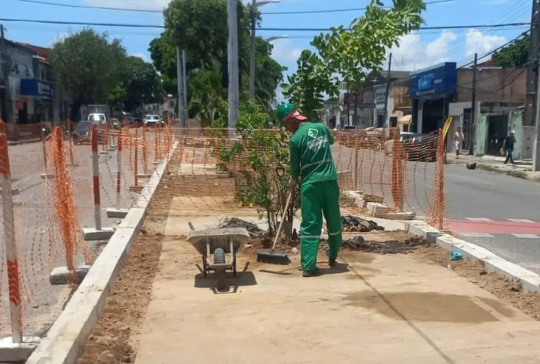 Av. Humberto Monte vem passando por requalificação da ciclovia