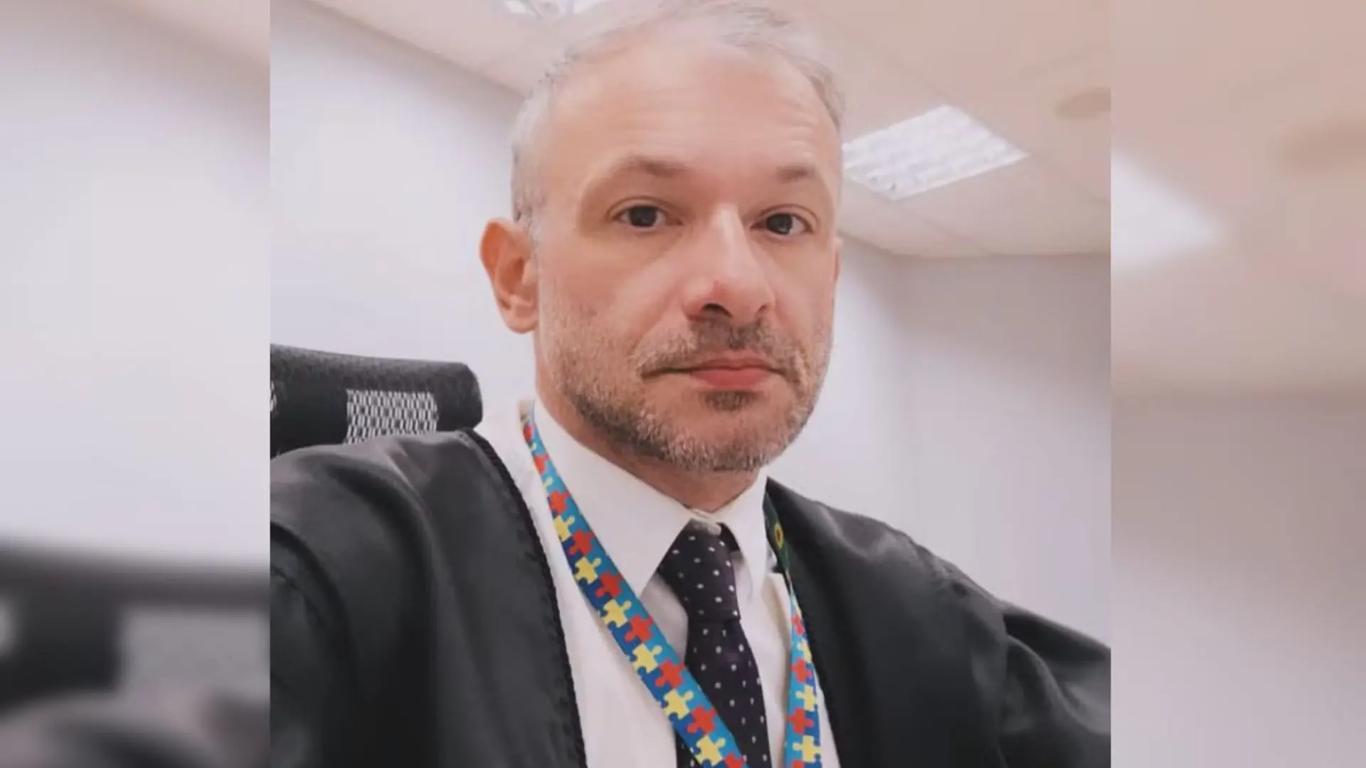Imagem da notícia: Conheça juiz que descobriu ser autista aos 47 anos e usa cordão de identificação durante as sessões
