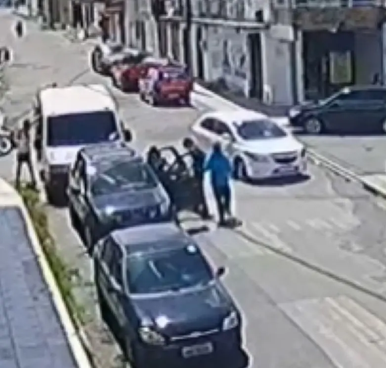 Imagem da notícia: Suspeito de roubar carro de mulher que deixava filho na escola é preso na Granja Lisboa