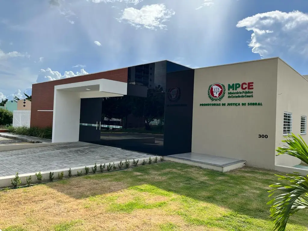 Imagem da notícia: Homem é denunciado por tentar matar prima travesti a facadas e parentes que a defenderam no Ceará 