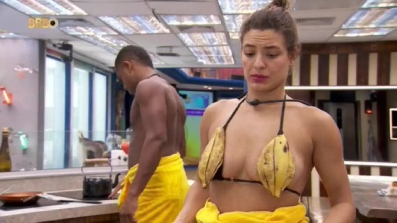 Imagem da notícia: Beatriz é punida por sutiã de banana e casa vai para o 'Tá com nada' no BBB 24