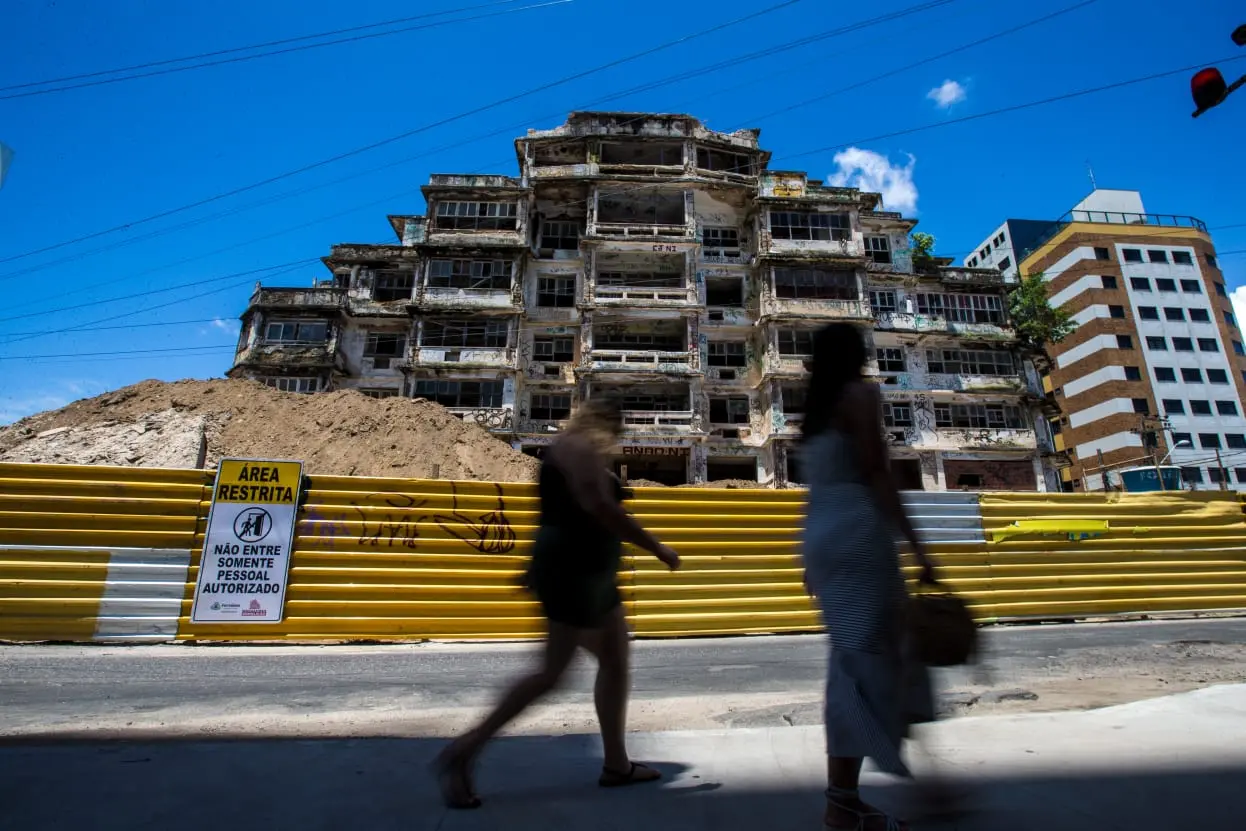 Imagem da notícia: Demolição do Edifício São Pedro está em 17% de conclusão após um mês de obra; veja vídeo