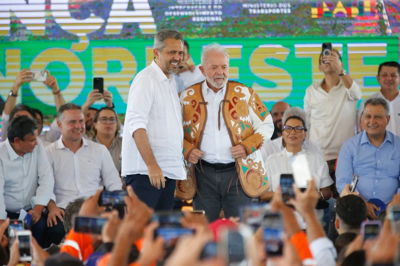 Presidente brincou com o fato da peça ser muito pesada