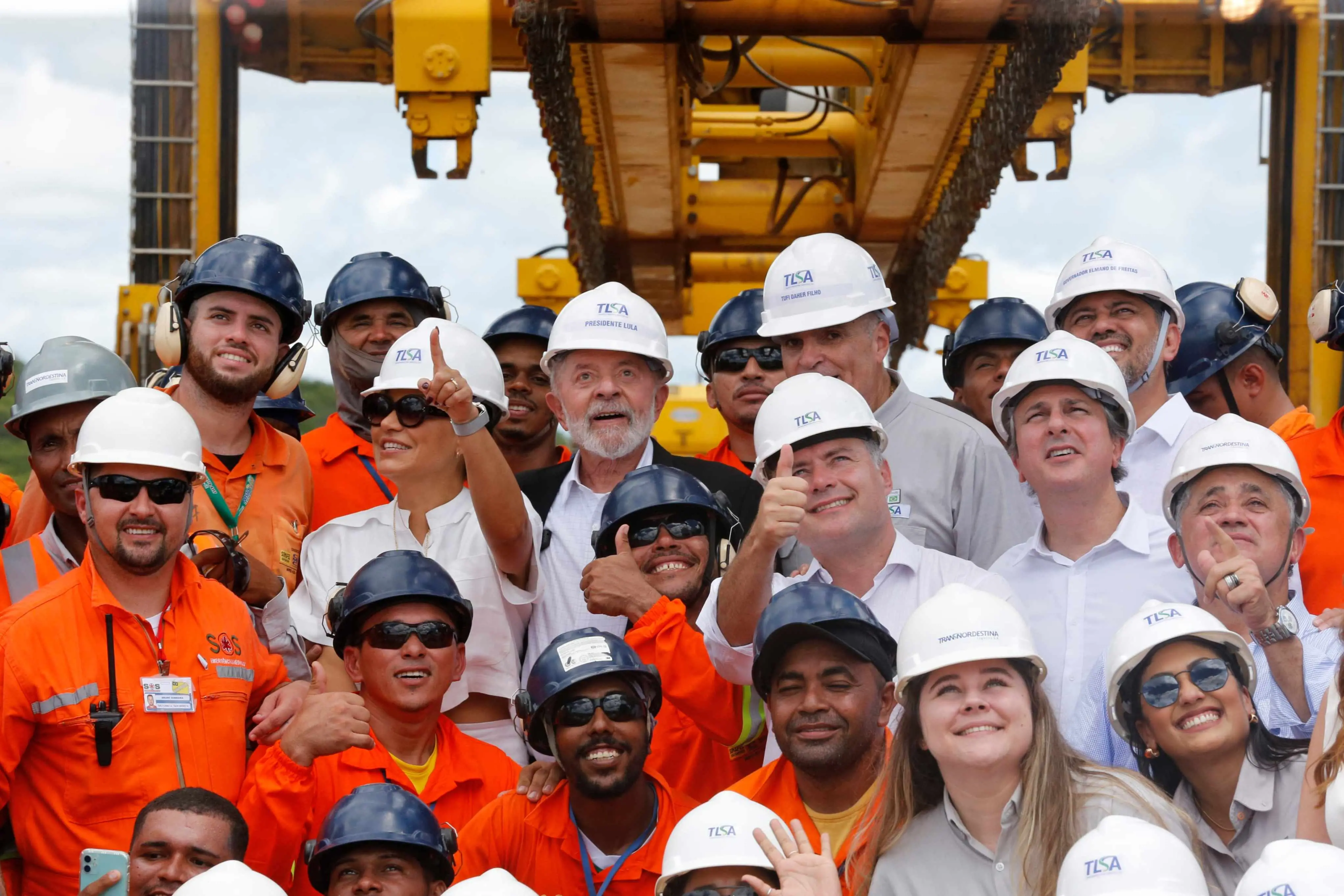 Imagem da notícia: No Ceará, Lula reafirma promessa de terminar Transnordestina até 2027, após atraso de 14 anos
