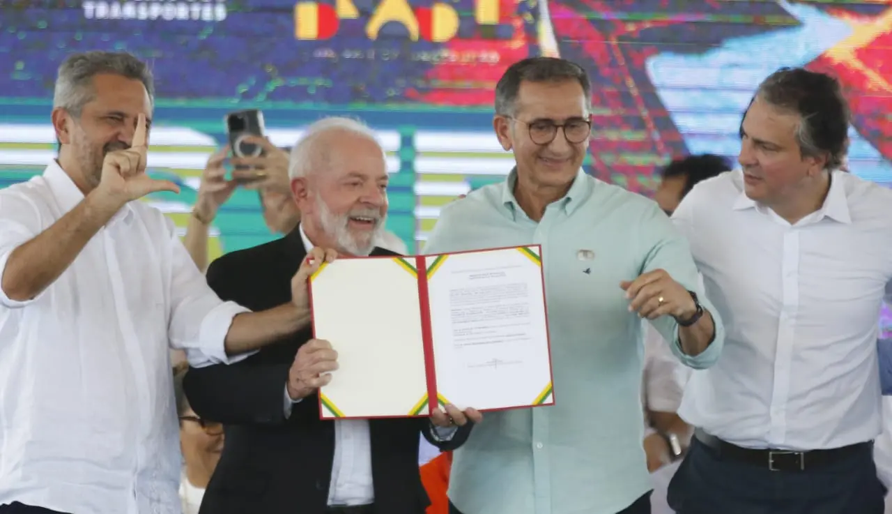 Imagem da notícia: Em meio à iminente ‘greve geral’ na educação, Lula discursa e diz que Ceará ‘tem o melhor exemplo’