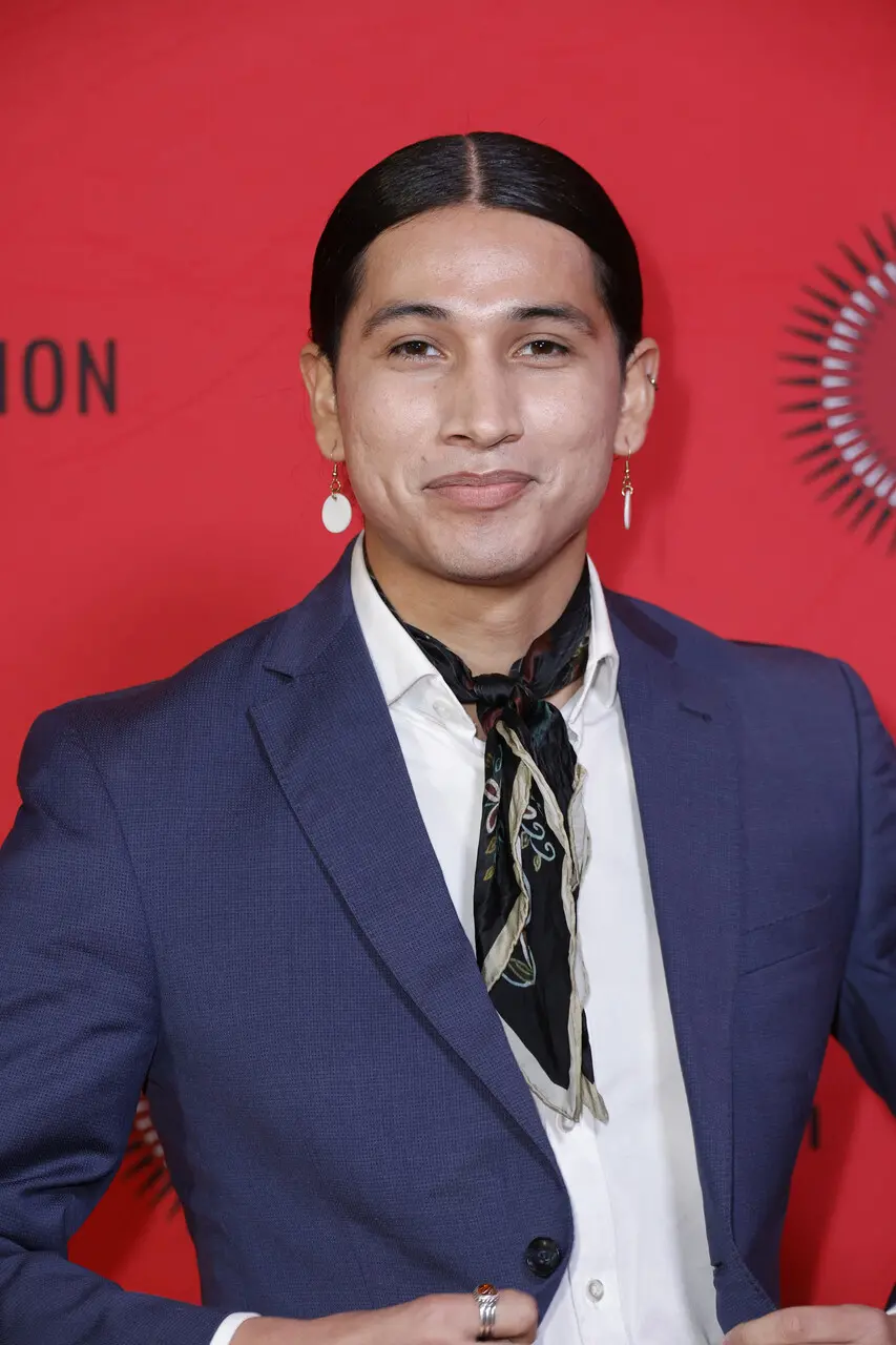Imagem da notícia: Cole Brings Plenty, ator de ‘Yellowstone’, morre aos 27 anos