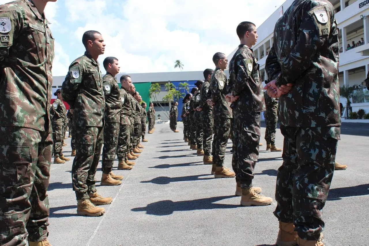 Imagem da notícia: Concurso do Exército abre inscrições para 163 vagas na área da saúde com salários de R$ 8.245