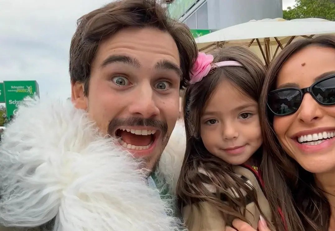 Imagem da notícia: Sabrina Sato mostra registros de viagem a Paris com Nicolas Prattes e Zoe
