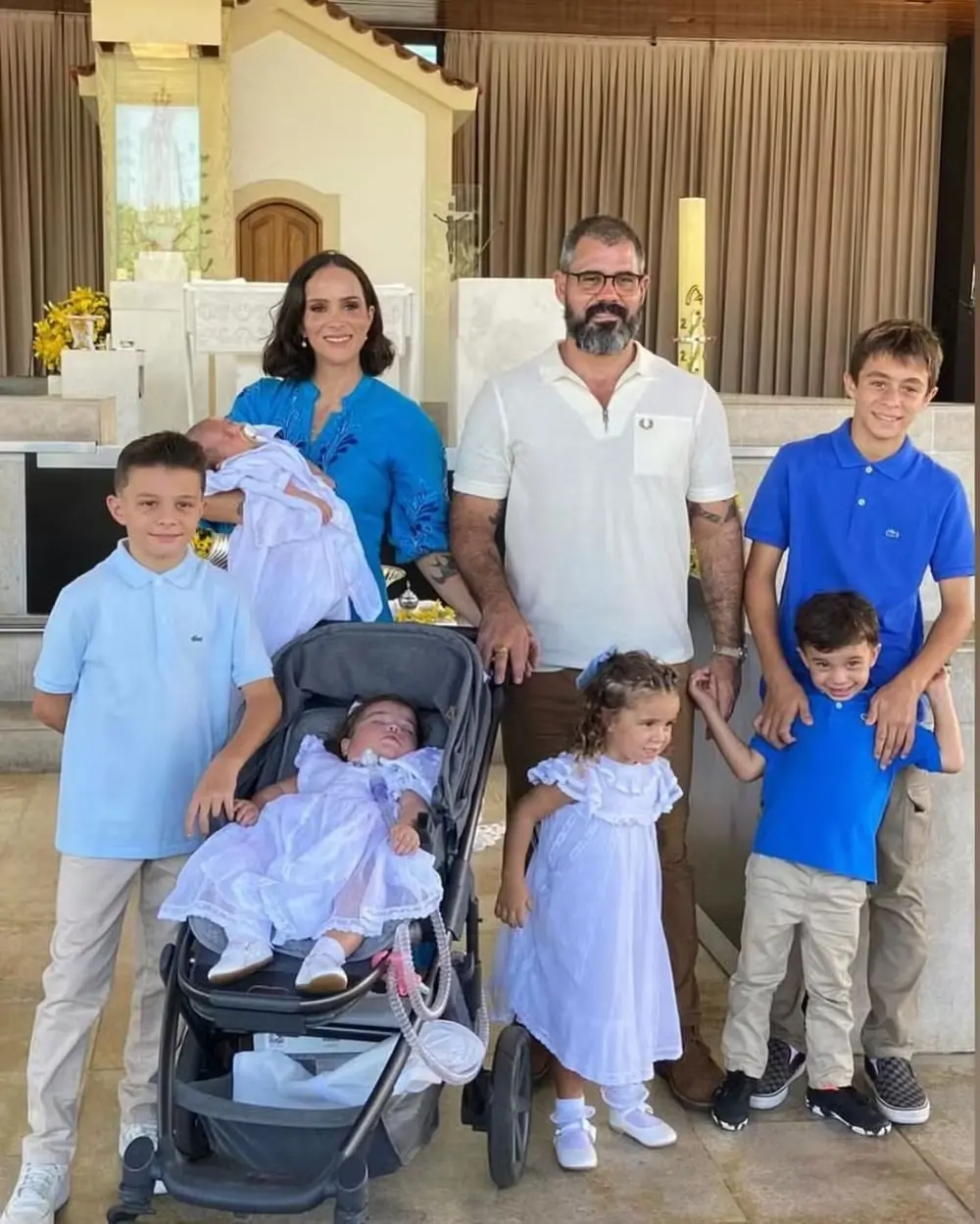 Imagem da notícia: Juliano Cazarré compartilha foto com os seis filhos durante batizado do caçula