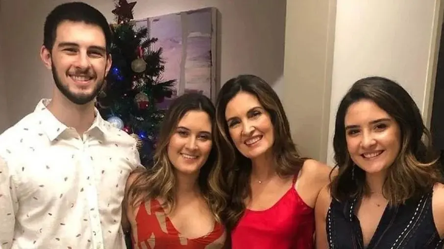Imagem da notícia: Fátima Bernardes se emociona ao falar sobre saída dos filhos de casa: 'Fica faltando a bagunça'