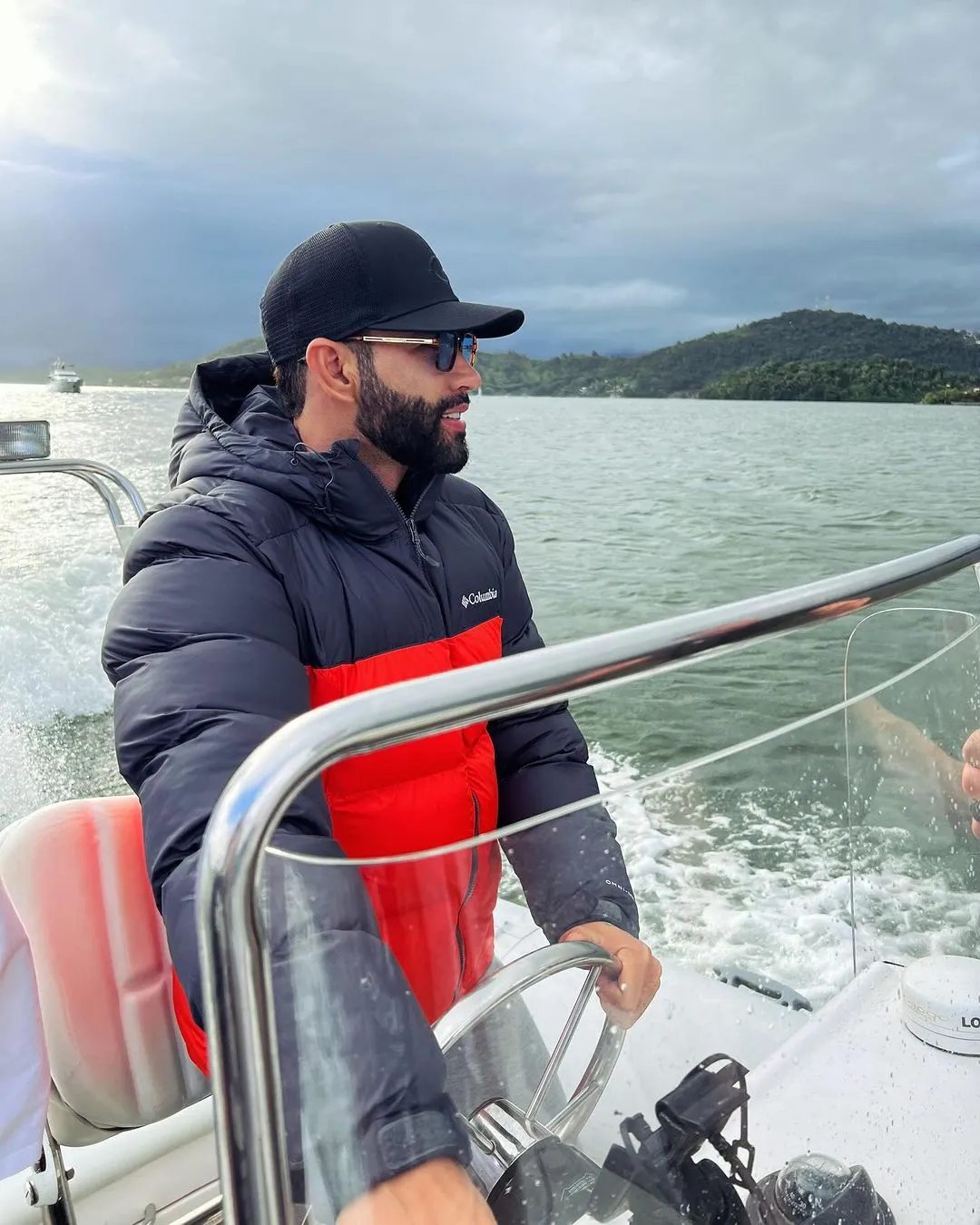 Mansão conta com doca completa com elevadores para barcos e jet ski