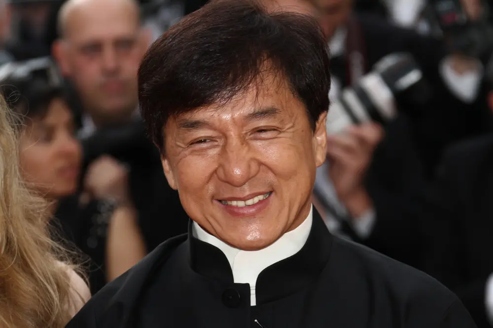 Imagem da notícia: Jackie Chan tranquiliza fãs após foto dele 'envelhecido' causar preocupação