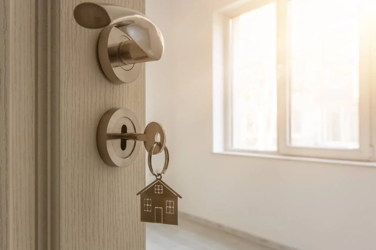Porta de apartamento aberta com chave na fechadura