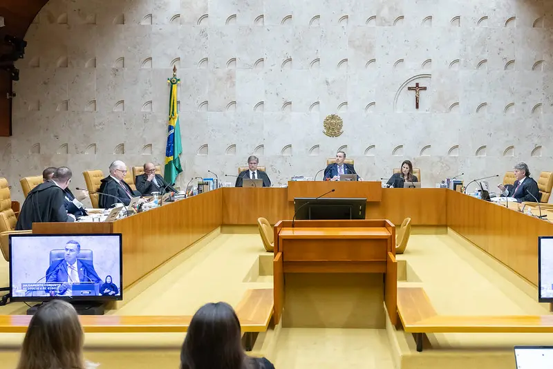 Imagem da notícia: Estado deve indenizar vítimas de 'bala perdida' durante operações policiais, decide STF
