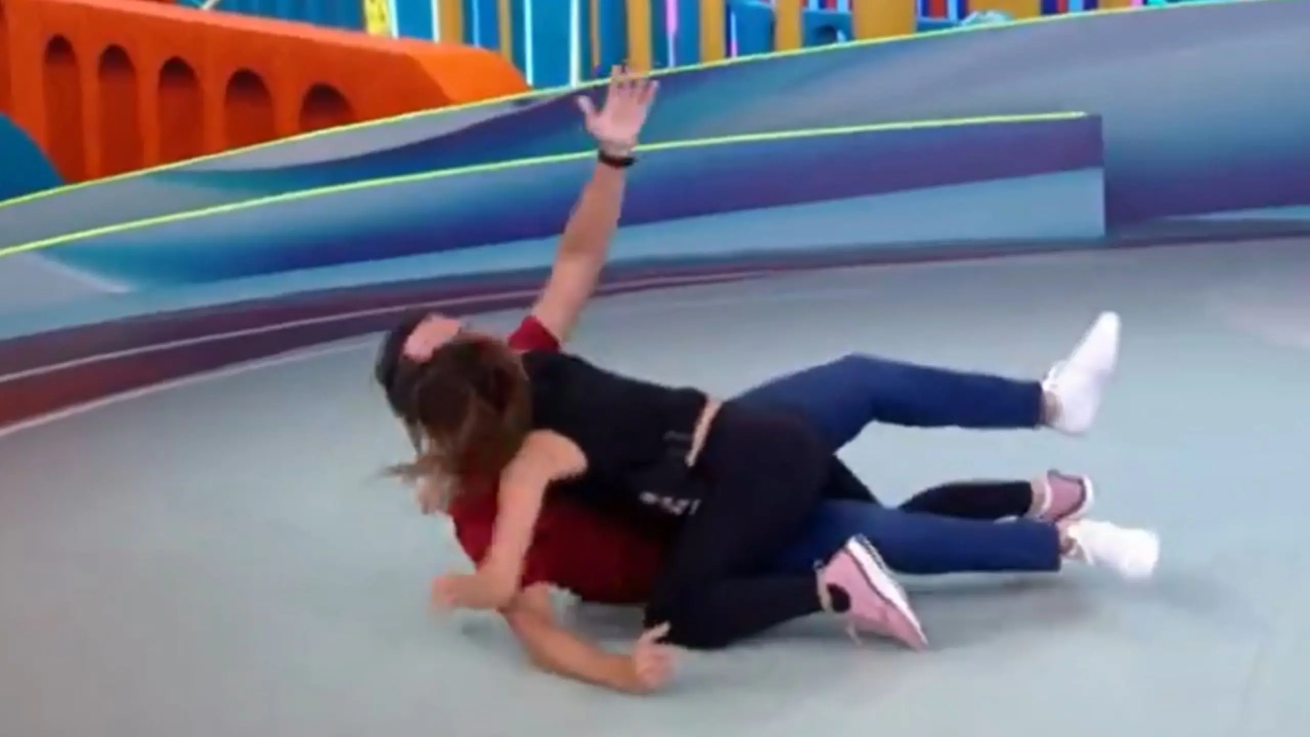 Imagem da notícia: Eliminada do BBB 24, Beatriz abraça e derruba Tadeu Schmidt; veja vídeo