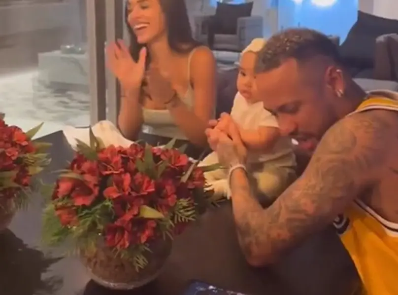 Imagem da notícia: Vídeo de Neymar jogando no celular enquanto canta parabéns para Mavie viraliza