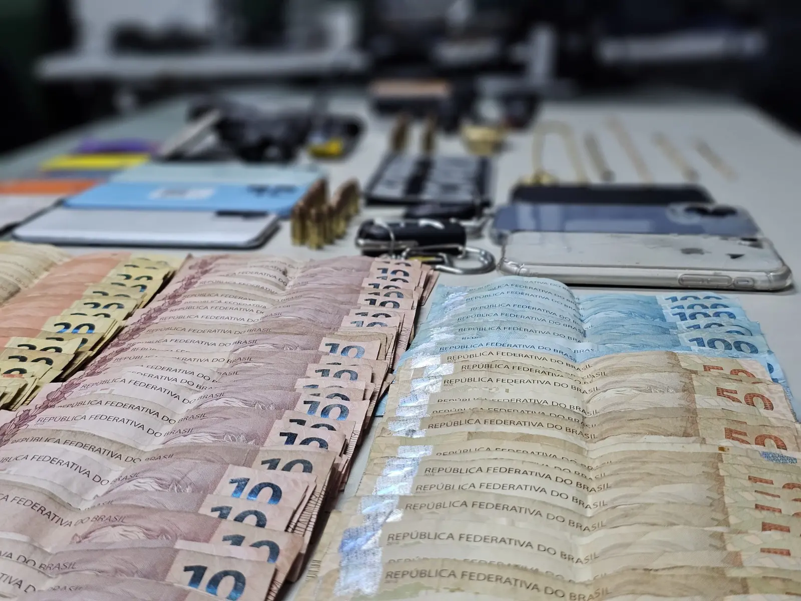 Imagem da notícia: Operação apreende carros blindados, dinheiro e armas de fogo de facção criminosa na Grande Fortaleza