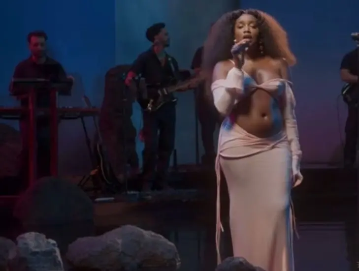 Imagem da notícia: Iza exibe barriga de grávida pela primeira vez em live: 'Mais feliz que nunca'
