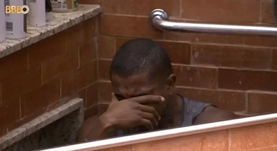 Imagem da notícia: Davi tem crise de choro após ir ao confessionário no BBB 24