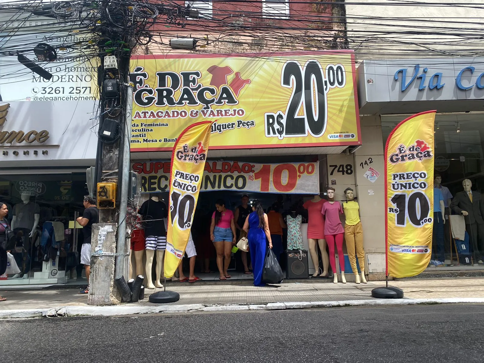 Com roupas femininas, masculinas, cama e mesa, loja que vende qualquer item a R$ 10 também tem movimento intenso