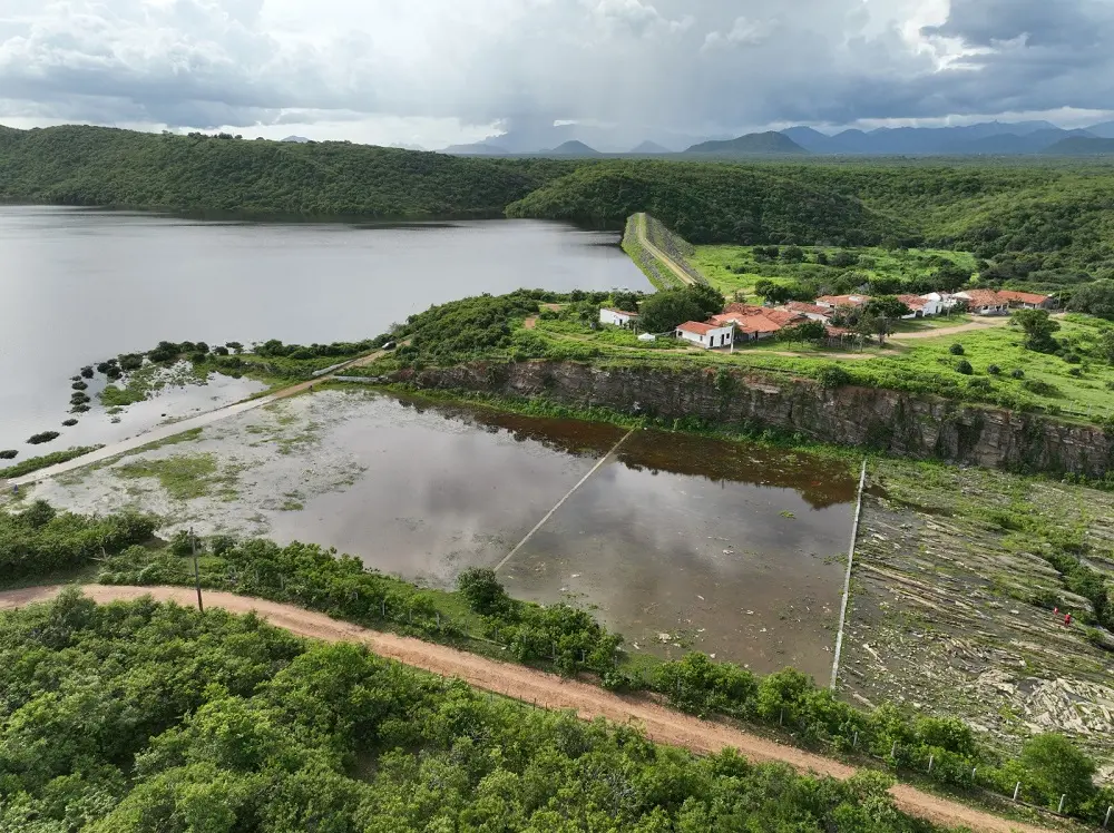 Imagem da notícia: 9 açudes do Ceará voltam a sangrar no interior após mais de 13 anos; veja locais