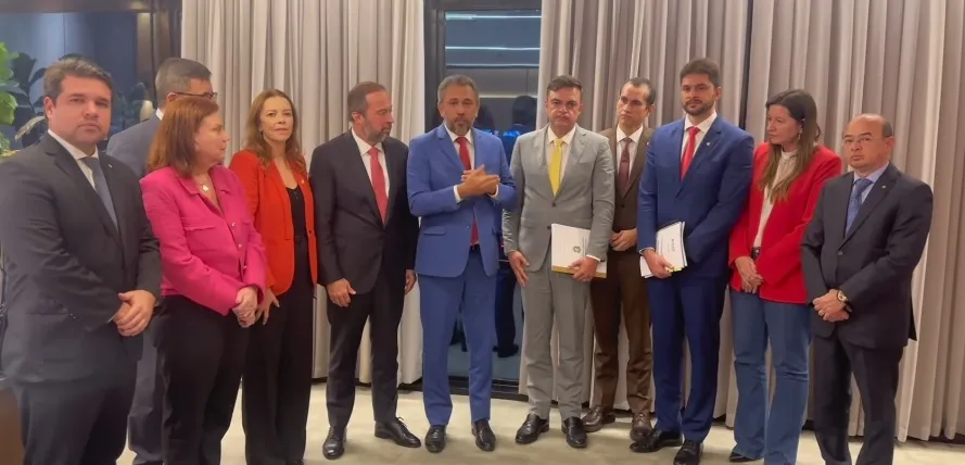 Na terça, o governador e comitiva de deputados se reuniram com o ministro de Minas e Energia para falar sobre os serviços prestados pela Enel no Ceará