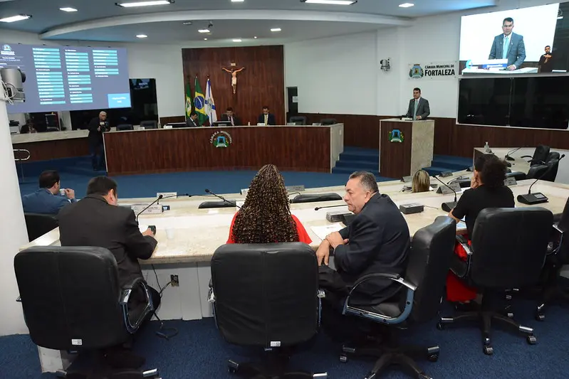 Imagem da notícia: Câmara de Fortaleza adequa reajuste salarial dos servidores do Legislativo após veto do prefeito