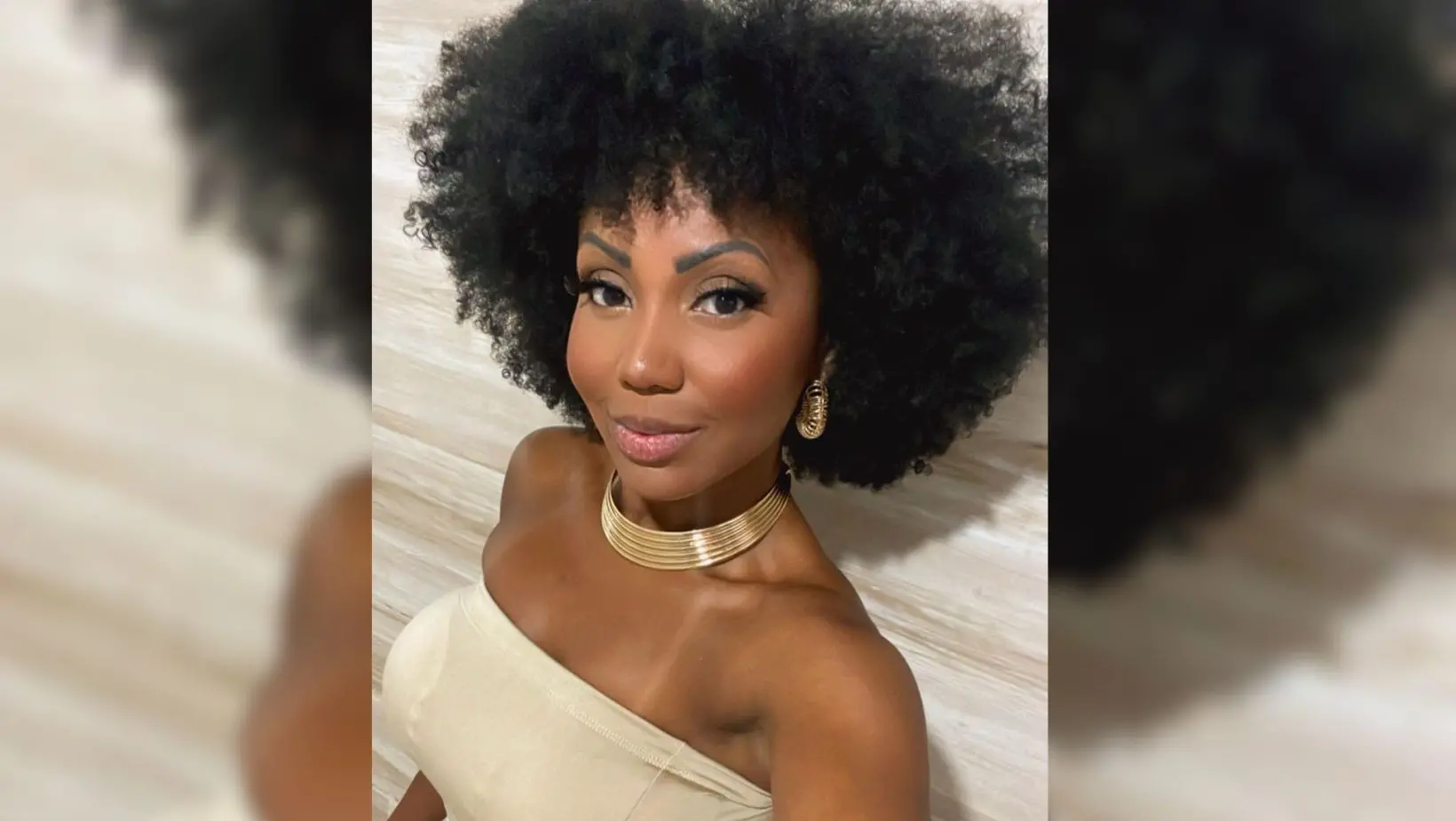 Imagem da notícia: Bailarina de Ratinho se demite após 'piada' de apresentador sobre seu cabelo